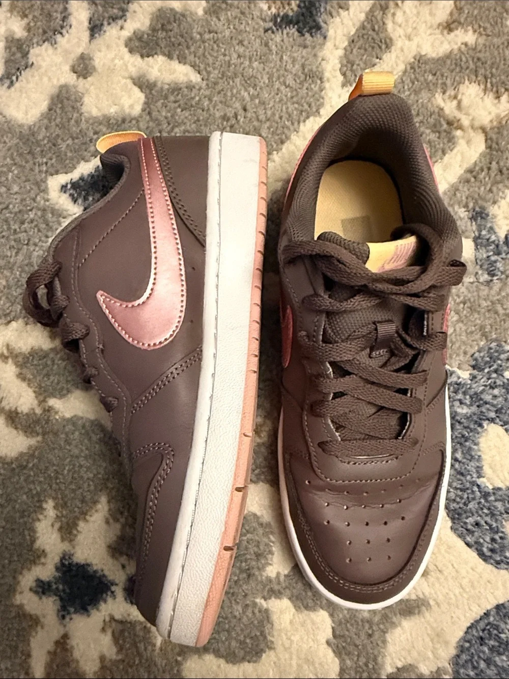 Nike Brown Low-Top Sneakers with Pink Accents, big kids 6.5